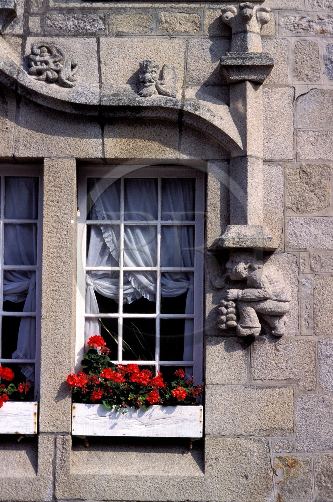 France, Finistère (29), Roscoff, détail d'une demeure en granite place Lacaze-Duthiers
