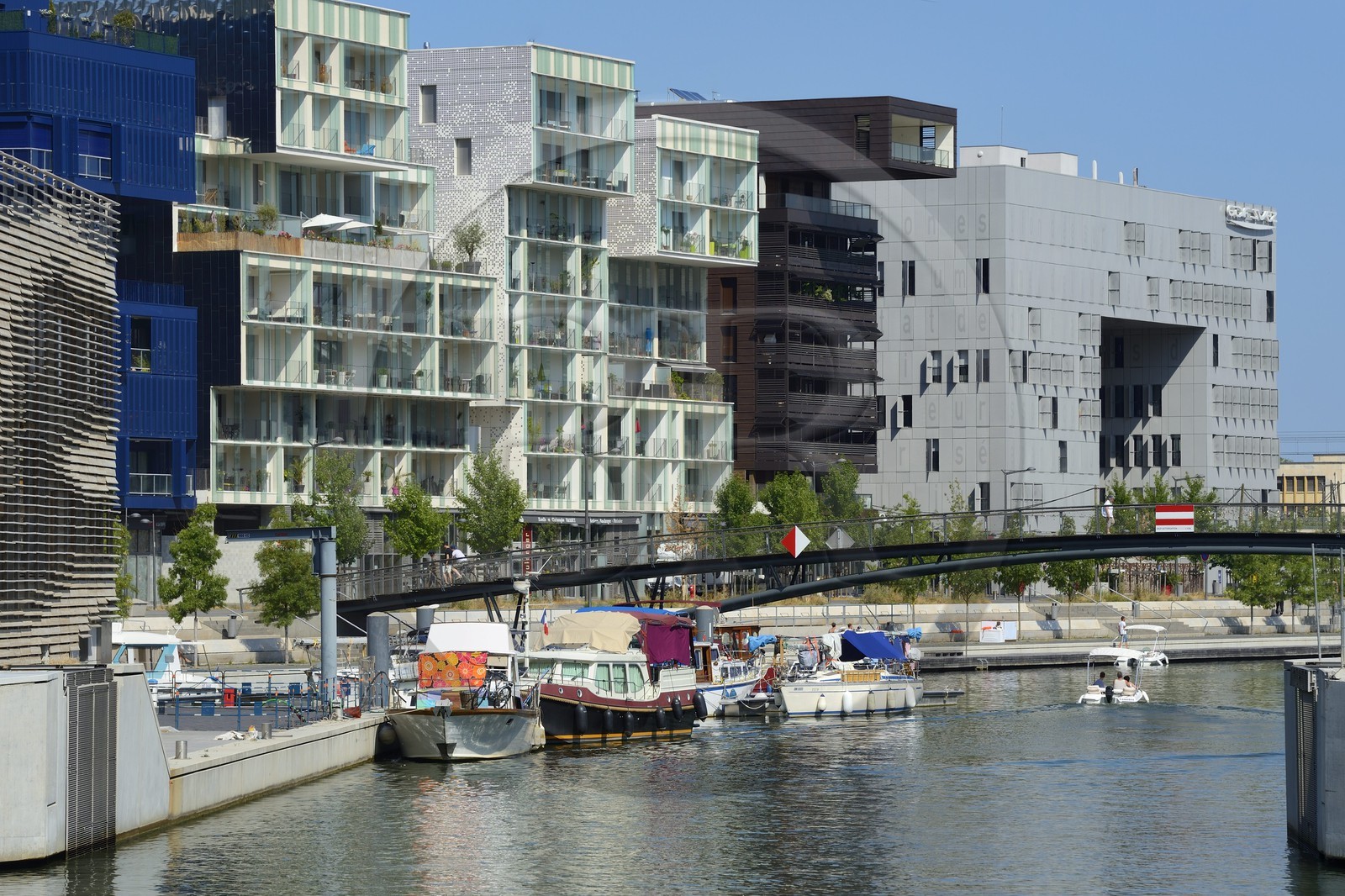 France, Rhône (69), Lyon, nouveau quartier de La Confluence au sud de la Presqu'île, immeubles d'habitation en bordure du bassin nautique relié à la Saône