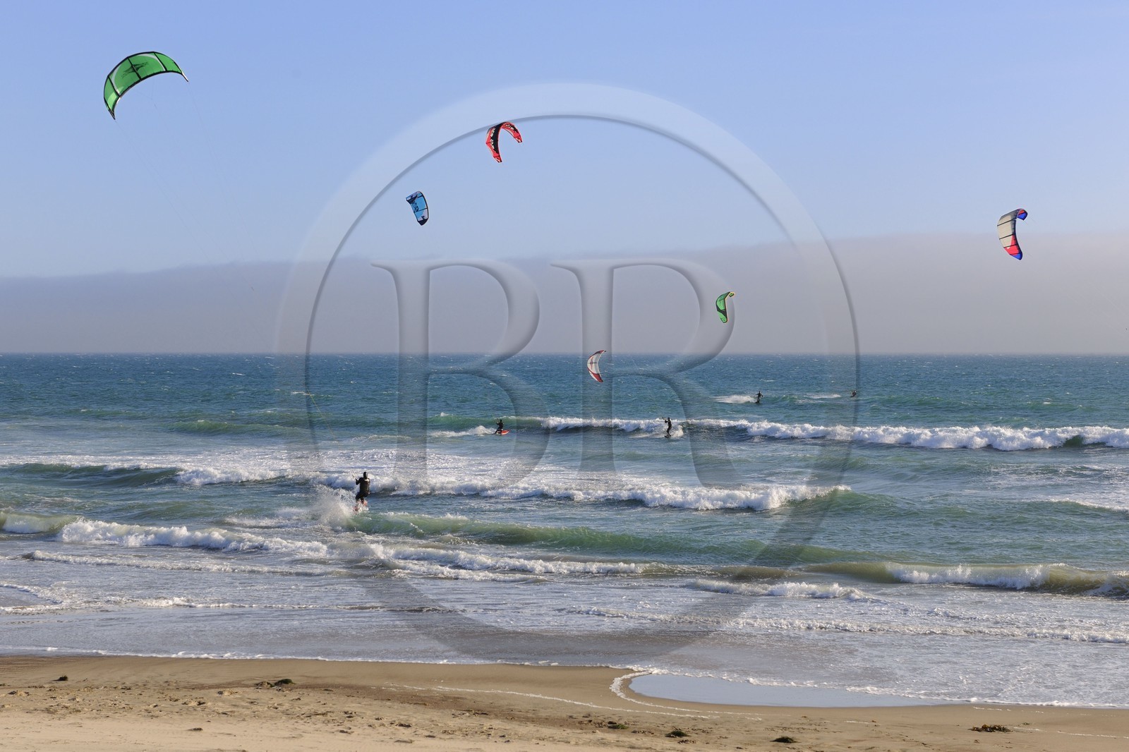 Etats-Unis, Californie, kitesurf sur une plage en bordure de la Highway n°1 au sud de San Fransisco