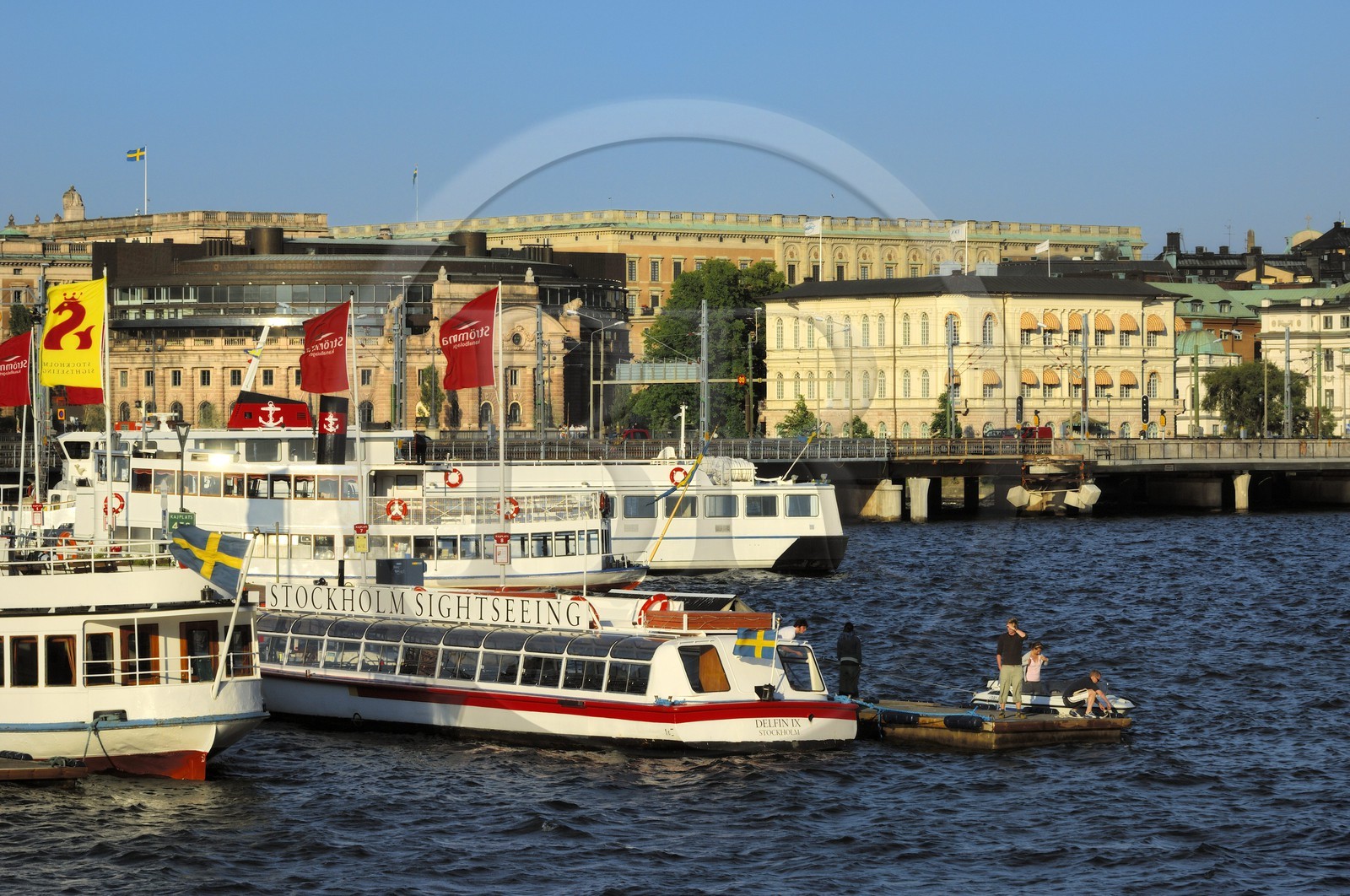 Suède, Stockholm, ile de Gamla Stan (vieille ville), port de ferry, le parlement (Riksdagshuet) et le Palais Royal en arrière plan
