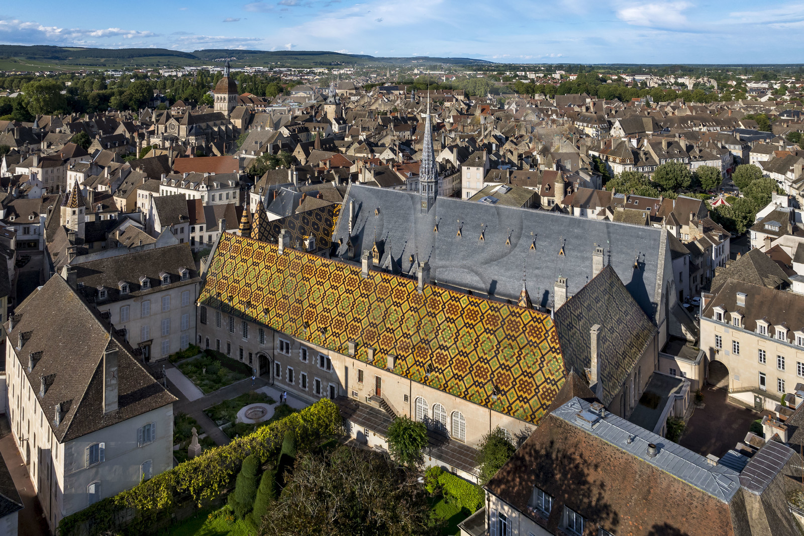 France, Côte-d'Or (21), Beaune, zone classée Patrimoine Mondial de l'UNESCO, Hospices de Beaune, l'Hôtel-Dieu, la basilique collégiale Notre-Dame de Beaune et la Côte de Beaune en arrière plan (vue aérienne)