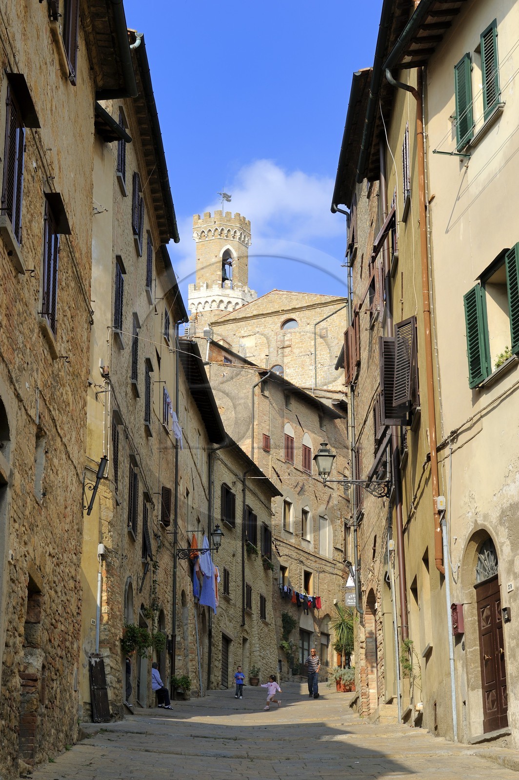 Italie, Toscane, Val di Cecina, Volterra, Palazzo dei Priori à l'arrière de la rue qui monte de la Porta all'Arco