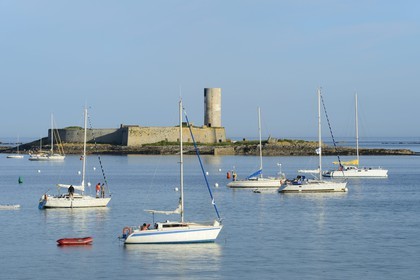 France, Finistère (29), La Foret Fouesnant, archipel des Glénan, Ile Saint-Nicolas, bateaux au mouillage et le Fort Cigogne sur l'Ile Cigogne en arrière plan