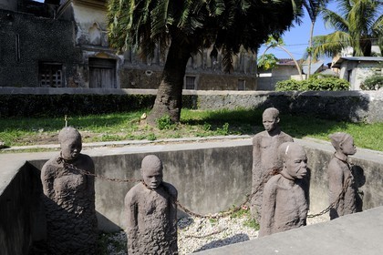 Tanzanie, Zanzibar, Stown Town, classé Patrimoine Mondial de l' UNESCO, site de l' ancien marché aux esclaves, monument érigé en 1998 à la mémoire des esclaves qui se sont entassés dans les caves du marché