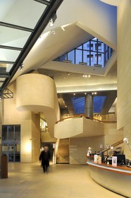 France, Paris (75), la Cinémathèque Française (ex American Center) de l'architecte Frank O. Gehry dans le parc de Bercy