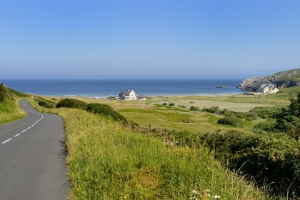 France, Finistère (29),  Mer d'Iroise, Plogoff, route menant vers la plage de la baie des Trépassés