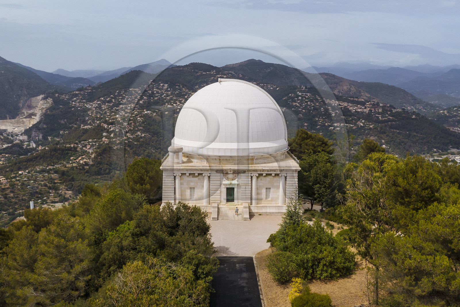 France, Alpes-Maritimes (06), Nice, le Mont Gros, l'observatoire conçu par l'architecte Charles Garnier, la coupole Bischoffsheim est réalisée par l'ingénieur Gustave Eiffel, la lunette astronomique équipant le Grand Equatorial, longue de 18 mètres, avec une lentille de 76 cm de diamètre (vue aérienne)