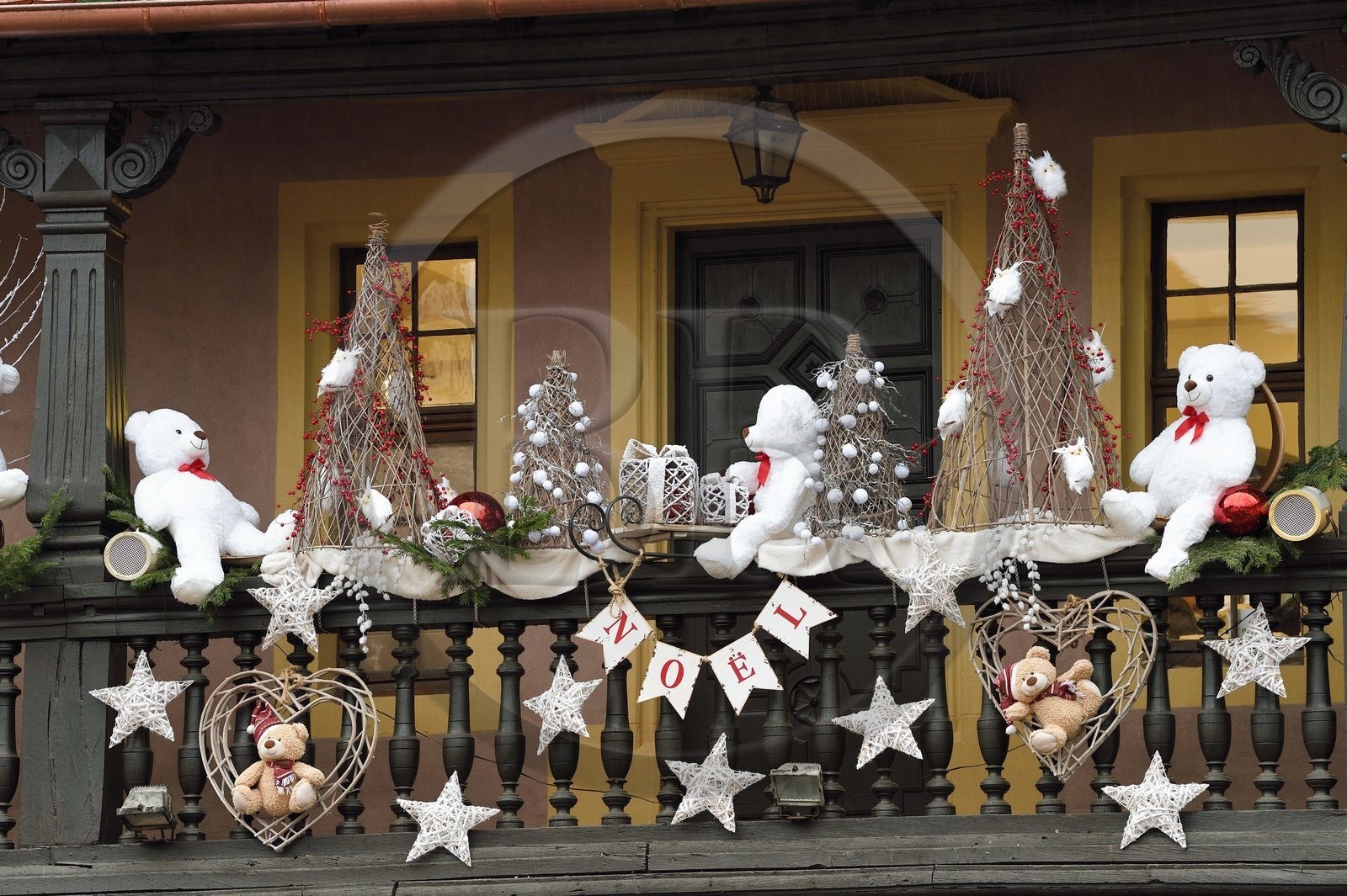 France, Haut-Rhin (68), Colmar, terrasse aux décorations de Noël de l'Ancienne Douane (Koifhus)