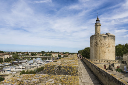 France, Gard (30), Aigues-Mortes, la Tour de Constance en bordure des remparts et le chemin de ronde