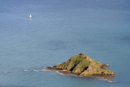 France, Côtes-d'Armor (22), Pléneuf-Val-André, Ilot du Verdelet caillou tombé de la chaussure de Gargantua selon la légende (vue aérienne)