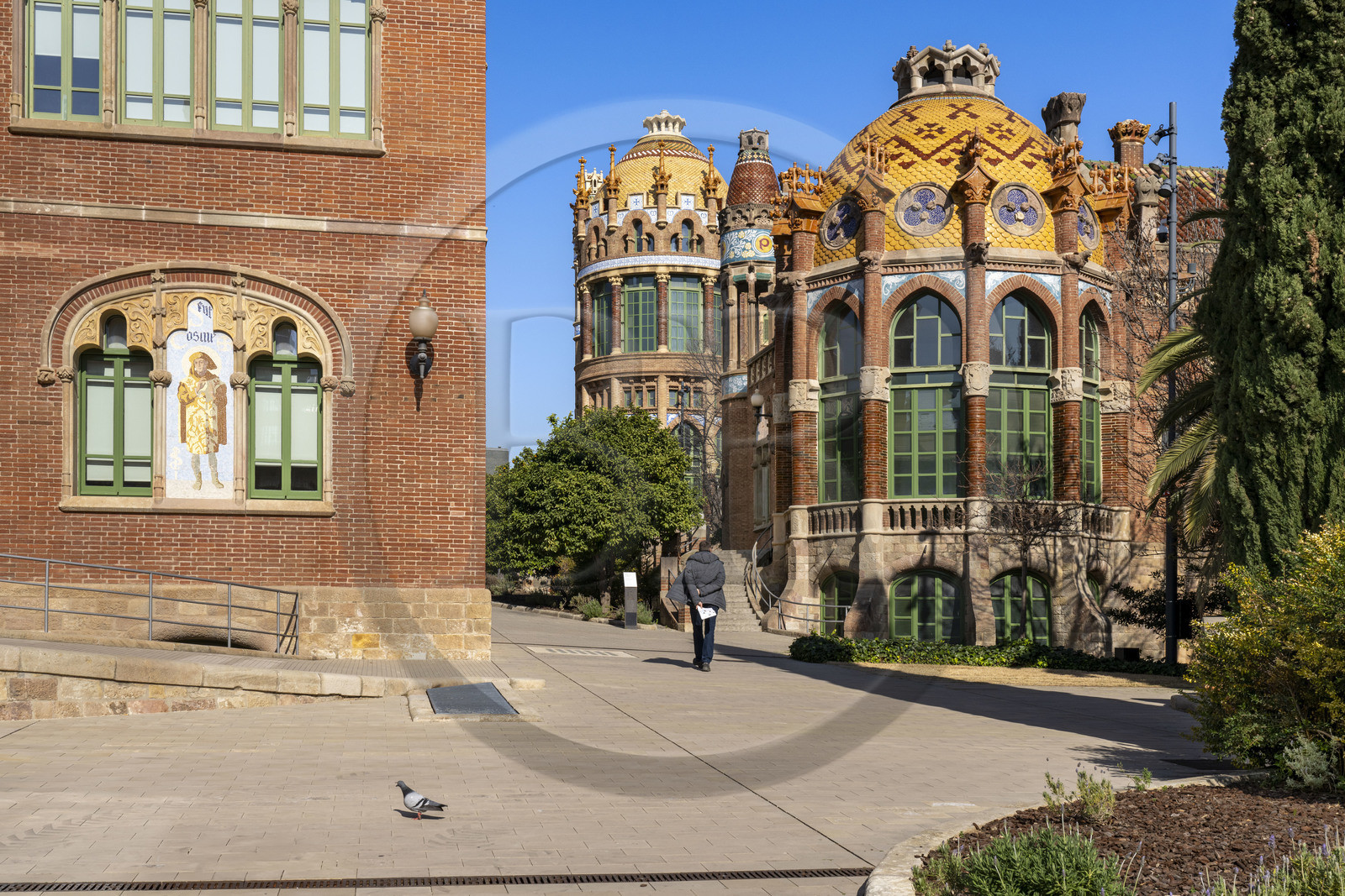 Espagne, Catalogne, Barcelone, quartier d'El Guinardo, ancien Hospital de la Santa Creu i de Sant Pau classé Patrimoine Mondial de l'UNESCO, de style moderniste par l'architecte Domenech i Montaner, aujourd'hui un musée et un centre culturel, il était composé de pavillons reliés par des souterrains, à gauche mosaique représentant Saint Cosme sur la façade du batiment des salles d'opération Saint Cosme et Saint Damien (Sant Cosme i Sant Damia)