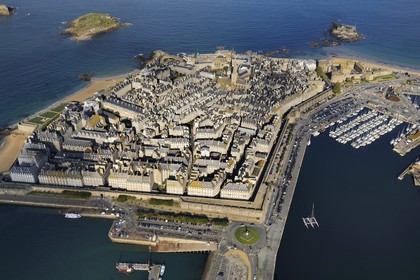 France, Ille-et-Vilaine (35), côte d'émeraude, la vieille ville fortifiée de Saint-Malo à l'abris de ses remparts, le Fort national construit par Vauban et Garangeau au XVIIème siecle sur l'ile à droite et le chateau (vue aérienne)