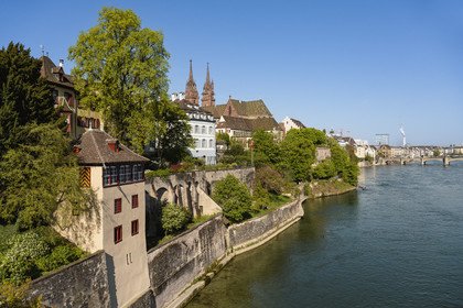 Suisse, Bâle, la rive gauche du Rhin, la cathédrale protestante Notre-Dame de Bâle (Munster) domine le Rhin