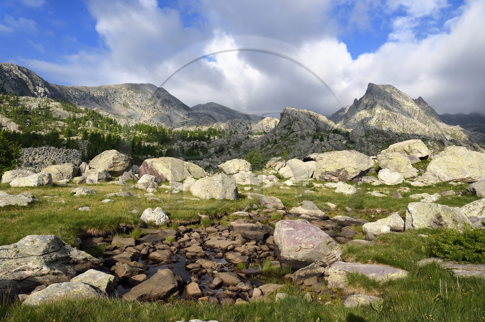 France, Alpes-Maritimes (06), parc national du Mercantour, Vallée des Merveilles parsemée de milliers de gravures rupestres de l'Age de bronze, les montagnes cime du Diable (2685m) à gauche et Cime des Lacs (2510m) à droite en arrière plan
