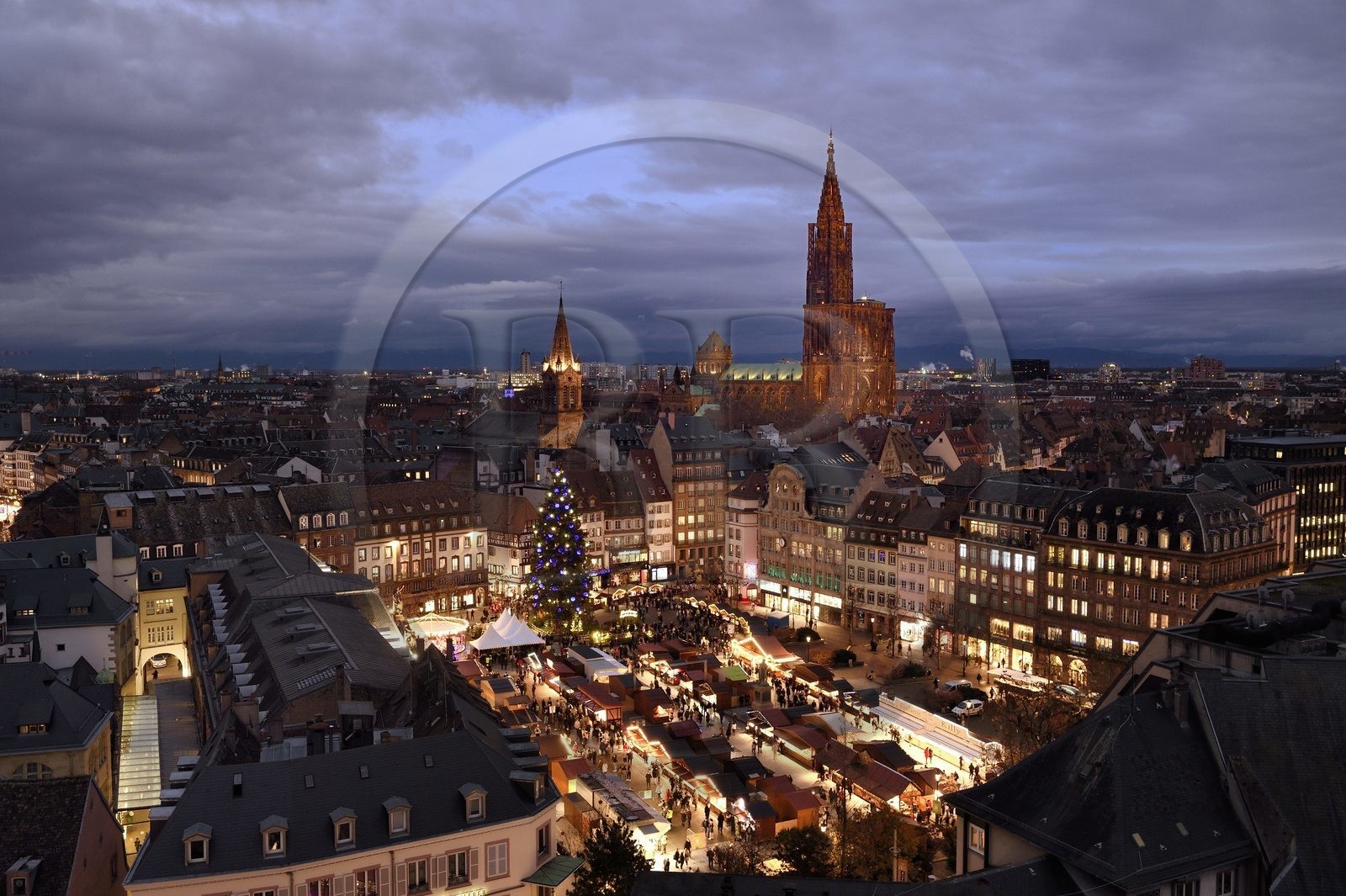 France, Bas-Rhin (67), Strasbourg, vieille ville classée au Patrimoine Mondial de l’UNESCO, le Grand Sapin de Noël sur la place Kléber et la cathédrale