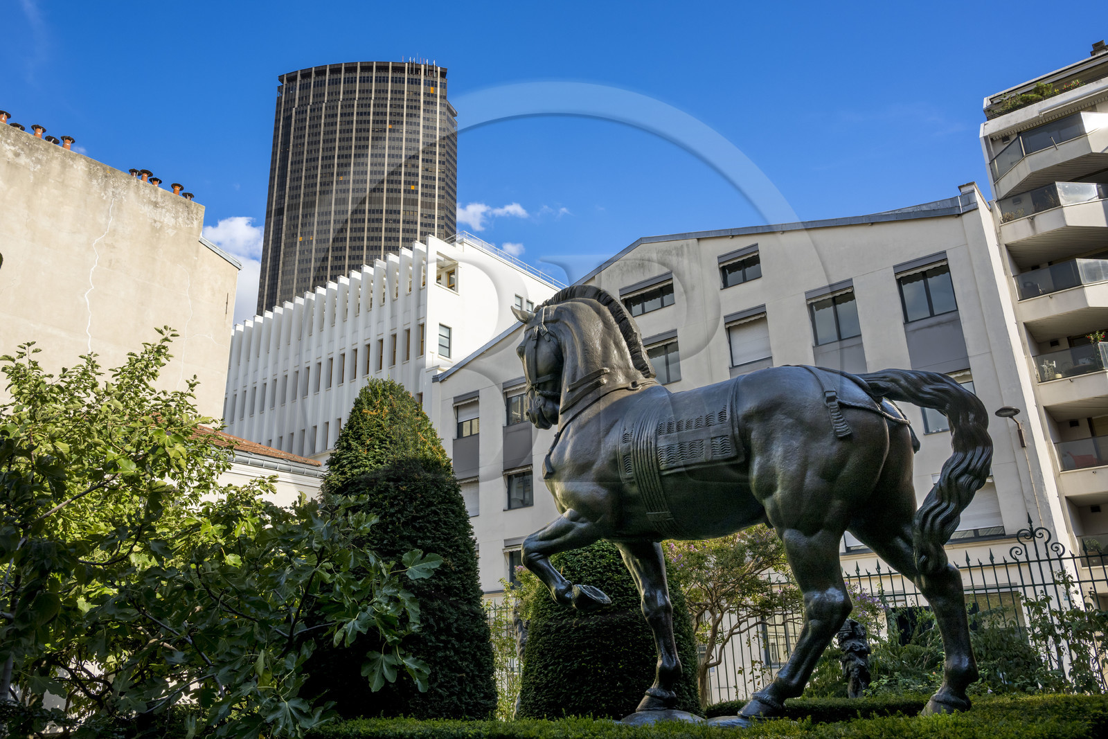 France, Paris (75), le musée du sculpteur Antoine Bourdelle, sculpture du cheval sans selle (bronze) dans le jardin sur rue et la Tour Montparnasse en arrière plan
