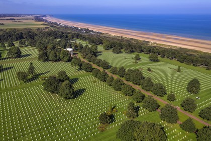 France, Calvados (14), Colleville-sur-Mer, cimetière américain de Colleville-sur-Mer et la plage du débarquement de Omaha Beach en arrière plan