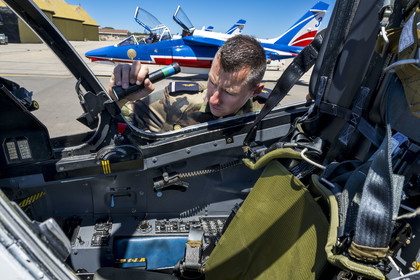France, Bouches-du-Rhône (13), Salon-de-Provence, base aerienne 701, base de la Patrouille de France (PAF pour Patrouille acrobatique de France) de l'Armée de l'air et de l'espace française, l'adjudant Nicolas Renard, le mécanicien, effectue le tour avion de son Alphajet