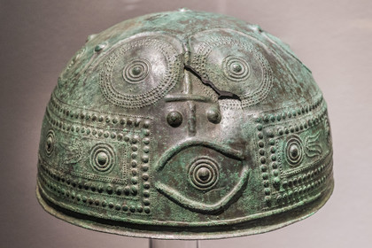 France, Gard (30), Nîmes, Musée de la Romanité, casque à calotte étrusque provenant de la nécropole  Poggio dell'Impiccato, bronze (VIIIème siècle av. J.-C.) (exposition temporaire)