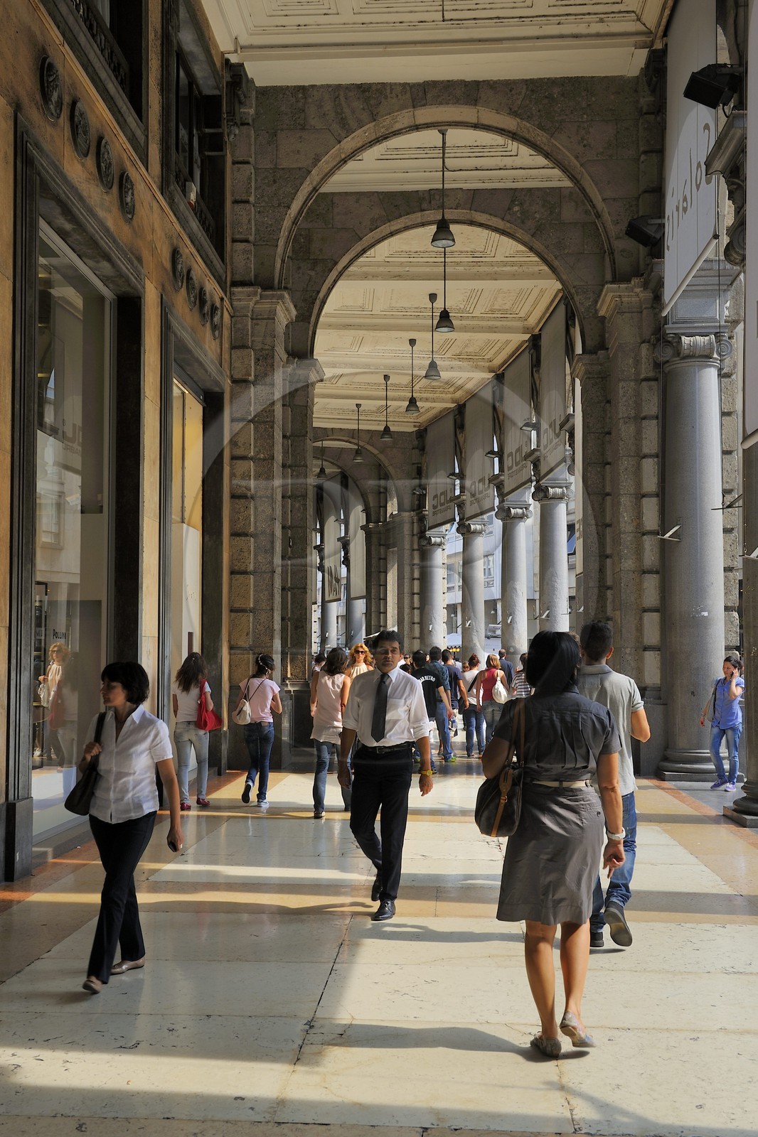 Italie, Lombardie, Milan, Piazza del Duomo, galerie commercante sous les arcades