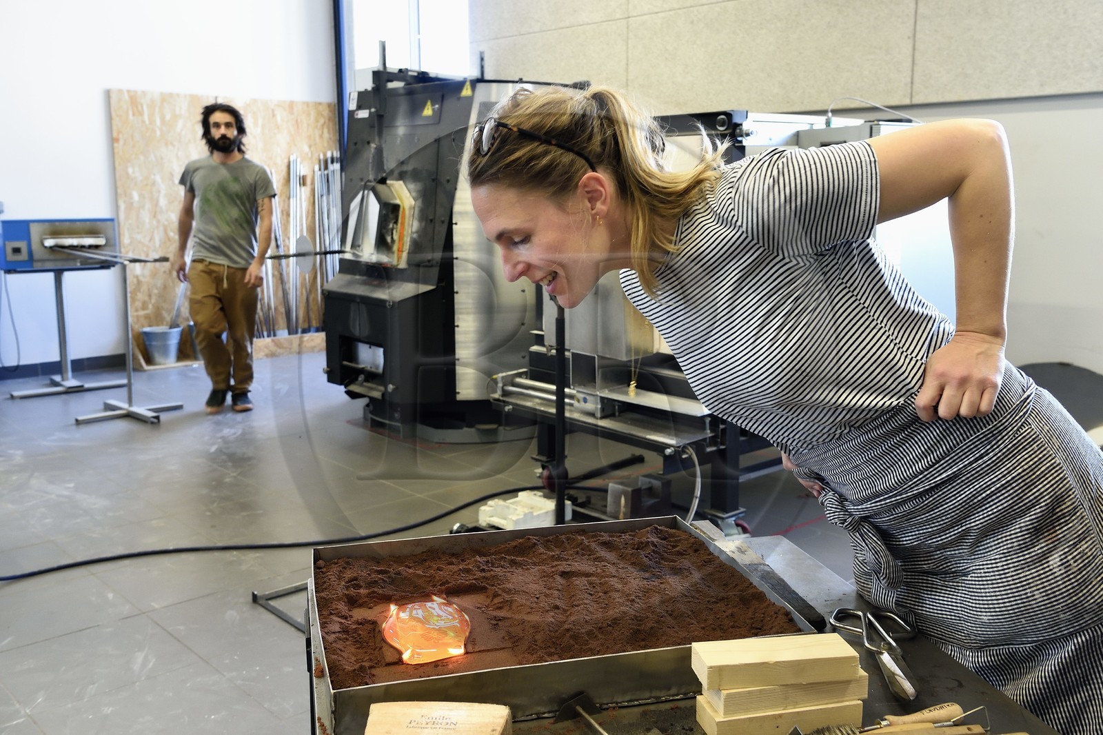 France, Charente (16), Cognac, Fondation d’Entreprise Martell, institution culturelle pluridisciplinaire (art, design et craft, architecture, musique, danse…), la designer Céline Thibault travaille le verre dans l'atelier des artisans verriers Laetitia Andrighetto et Jean-Charles Miot