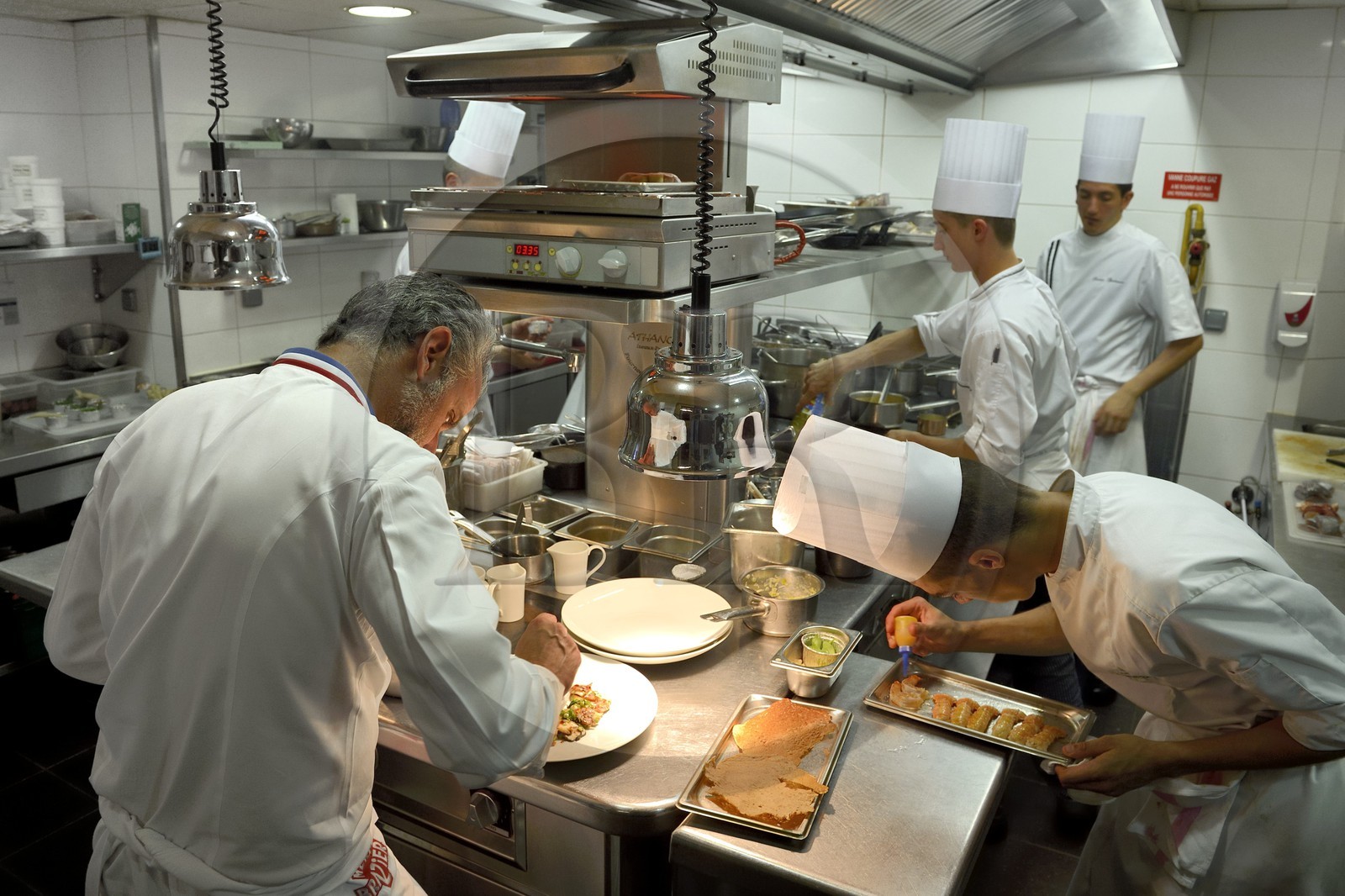 France, Rhône (69), Lyon, restaurant de la Mère Brazier fondé en 1921 par Eugénie Brazier, Mathieu Viannay Chef doublement étoilé au guide Michelin et sa brigade en cuisine