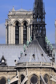 France, Paris (75), île de la Cité, la cathédrale Notre-Dame, la flèche domine les statues de cuivre vert-de-grisé des douze apôtres avec les symboles des quatre évangélistes