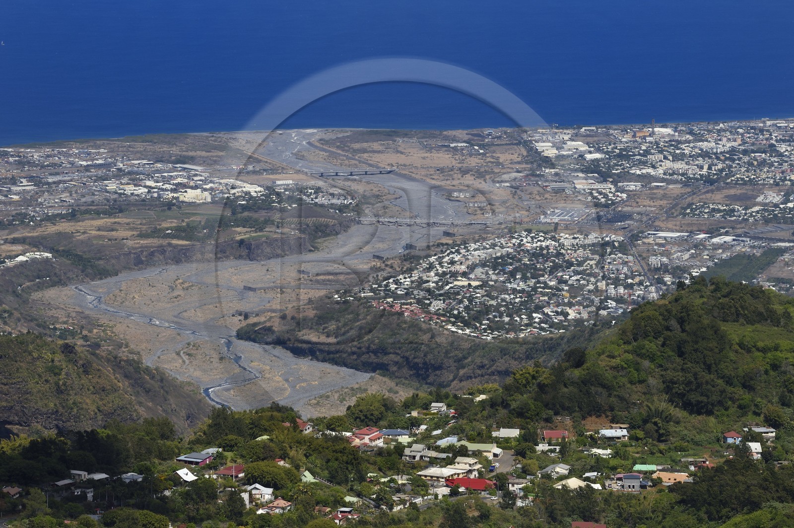 France, Ile de la Reunion, Parc National de la Réunion classé Patrimoine Mondial de l'UNESCO, La Possession, le village de Dos d'Ane au premier plan dans les hauteurs et la Rivière des Galets en arrière plan