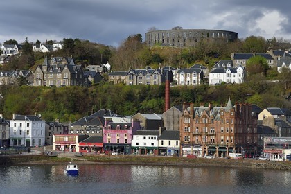 Royaume-Uni, Ecosse, Highland, Argyll and Bute, Oban, le port et la distillerie de whisky