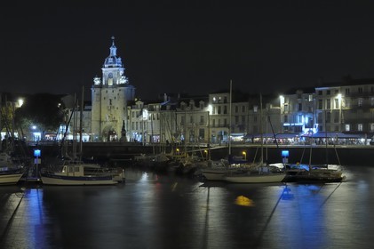 France, Charente-Maritime (17), La Rochelle, le Vieux Port, la Porte de la Grosse Horloge au bout du quai Duperré