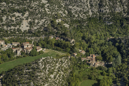 France, Hérault (34), les Causses et les Cévennes, paysage culturel de l'agro-pastoralisme méditerranéen inscrit au Patrimoine Mondial de l'UNESCO, Saint-Maurice-Navacelles, le Cirque de Navacelles, le rocher de la Vierge est entouré par un bras mort de la rivière La Vis
