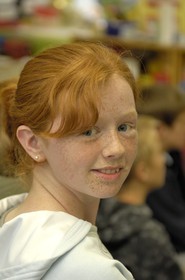 Irlande, Comté de Galway, Aran Islands, Inishmore, jeune fille rousse à l'école communale du village d'Onaght