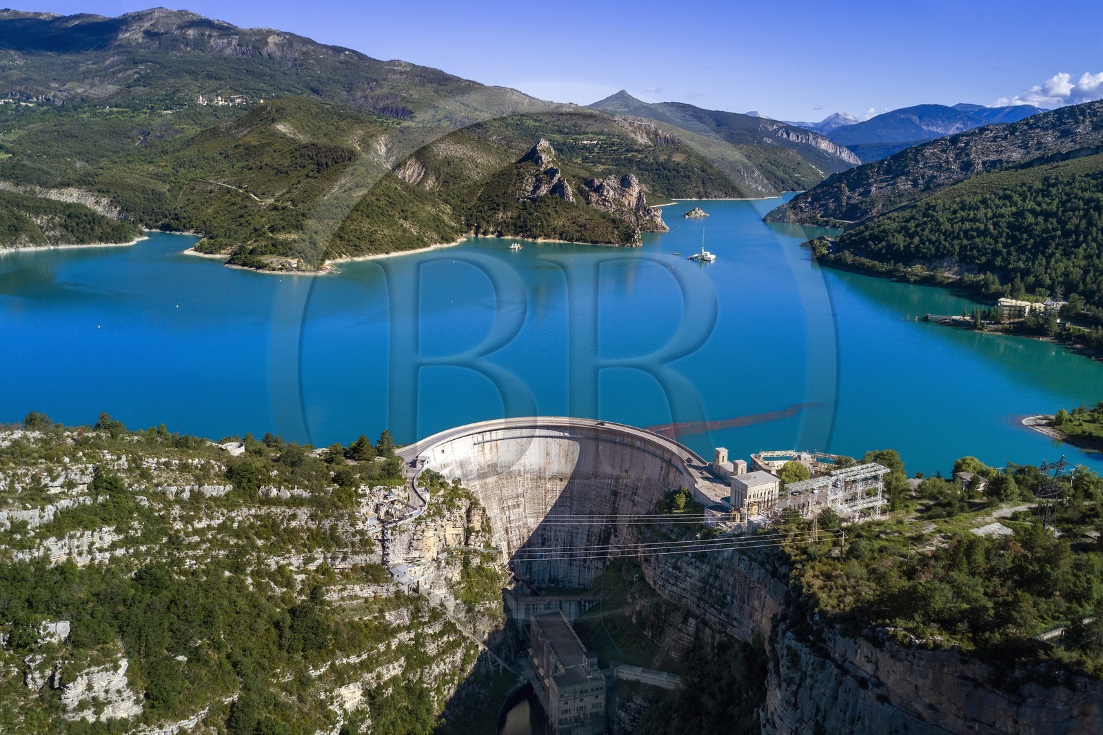 France, Alpes-de-Haute-Provence (04), barrage du lac de Castillon qui retient les eaux du Verdon, cadran solaire géant sur la paroie de 100 mètres de haut (vue aérienne)