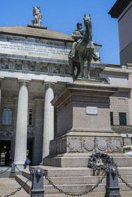 Italie, Ligurie, Gênes, Piazza de Ferrari, statue de Garibaldi devant l'Opera Teatro Carlo-Felice