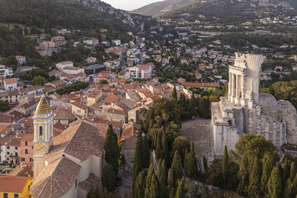 France, Alpes-Maritimes (06), La Turbie, Trophée d'Auguste ou Trophée des Alpes, monument romain édifié en l'an 6 avant J.-C. et l'église baroque Saint Michel (vue aérienne)