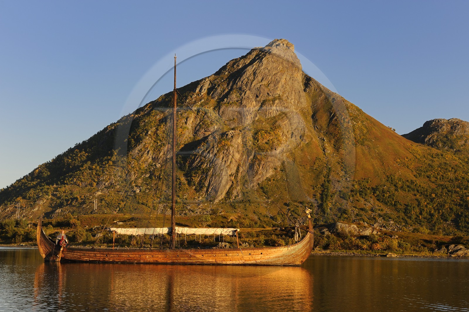 Norvège, Nordland, Iles Lofoten, ile de Vestvagoy, le drakkar (bateau viking) Lofotr construit à l'identique sur le lac de Borg