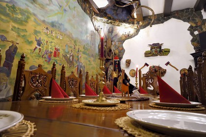 Roumanie, Transylvanie, région de Cluj, Turda, hotel Hunter Prince Castle et Dracula hotel, salle de restaurant entièrement décorée sur le thême de Dracula