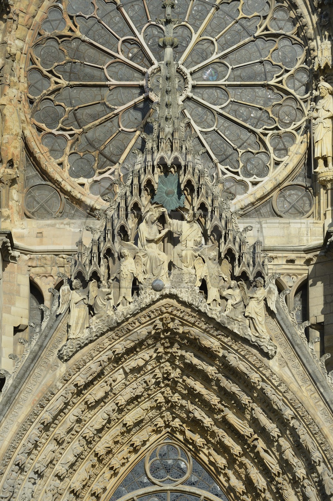 France, Marne (51), Reims, la cathédrale Notre-Dame de Reims, classée Patrimoine Mondial de l'UNESCO, rosace de la facade occidentale et Couronnement de la Vierge sur le gâble