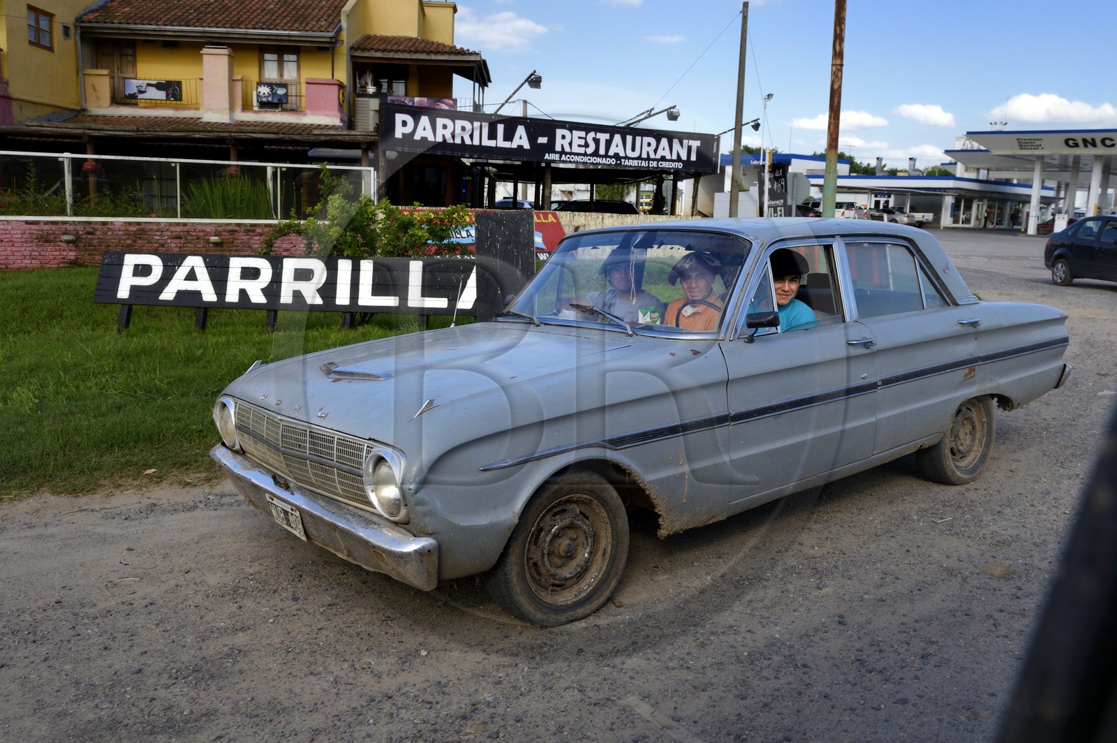Argentine, province de Buenos Aires, San Antonio de Areco, palefreniers de polo dans une voiture