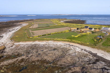 France, Finistère (29), Mer d'Iroise, archipel de Molène, Ile de Quéménès, ferme de Quéménès bio et autonome en énergie (vue aérienne)