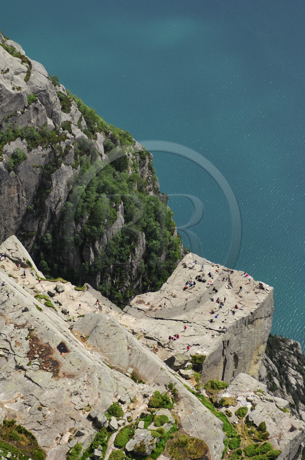 Norvège, Rogaland, randonneurs rocher de la Chaire (Preikestolen) dans le Lysefjord - fjord de Lysebotn (vue aérienne)