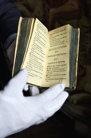 France, Aisne (02), Château-Thierry, Musée Jean de La Fontaine - Ville de Chateau-Thierry, livre des Fables de La Fontaine, Claude Barbin Denys Thierry édition non illustrée, circa 1668, in-12, La Mort et le Malheureux fable double XV du livre I liée à La Mort et le Bucheron fable XVI du livre I