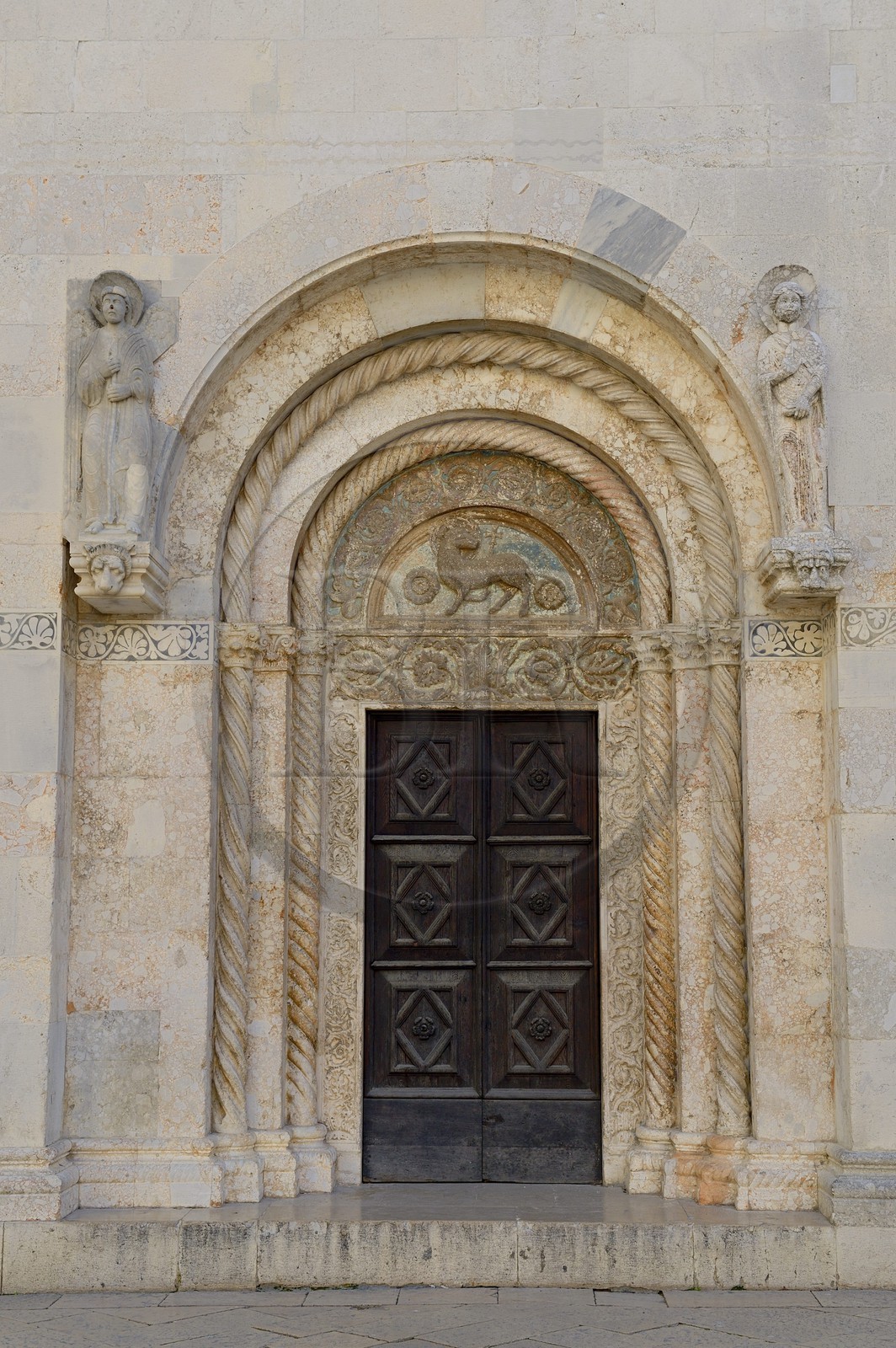 Croatie, Dalmatie, côte dalmate, Zadar, portail roman de la cathédrale Sainte Anastasie (Sv. Stoöija)