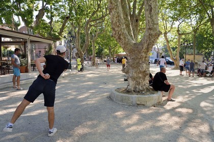 France, Var (83), Saint-Tropez, joueurs de pétanque sur la Place des Lices à la nuit tombée