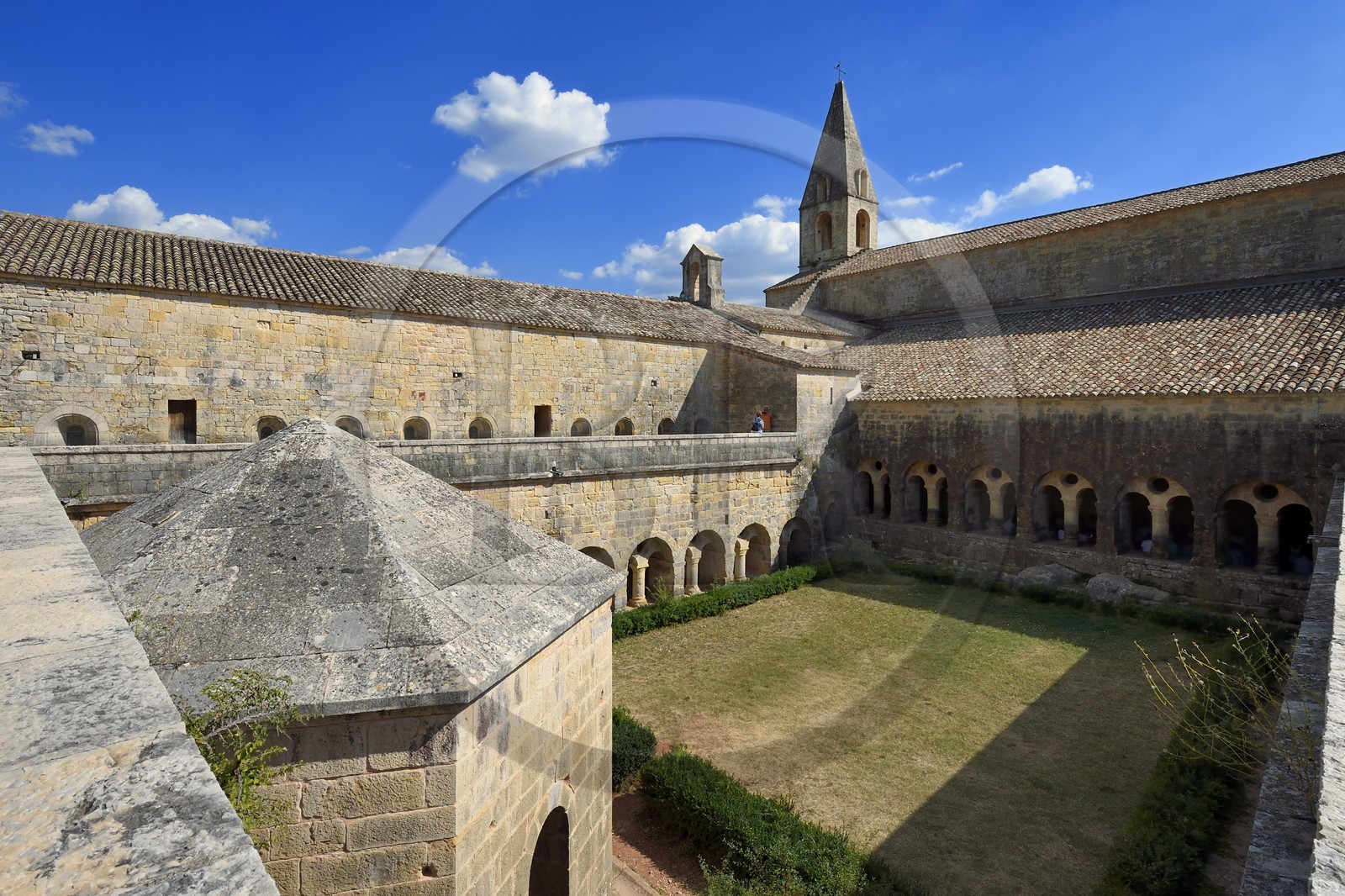 France, Var (83), Abbaye cistercienne du Thoronet, le cloitre