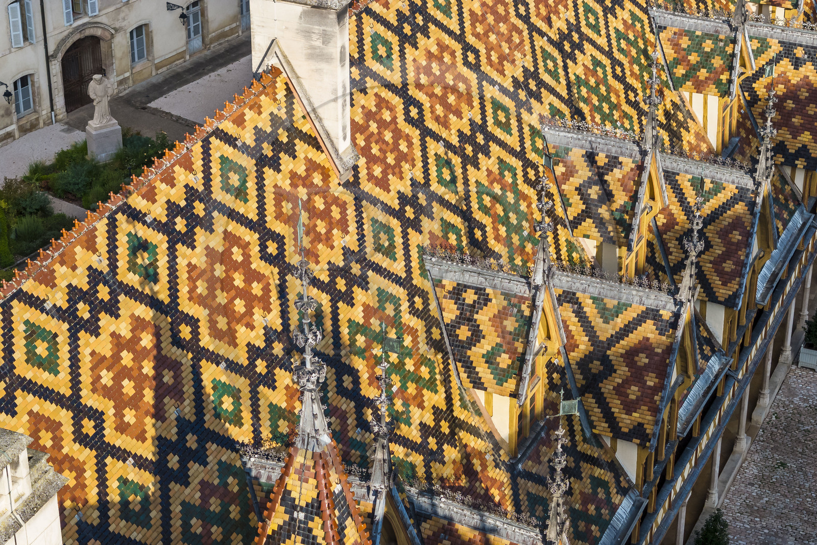 France, Côte-d'Or (21), Beaune, zone classée Patrimoine Mondial de l'UNESCO, Hospices de Beaune, l'Hôtel-Dieu, les toits couverts de tuiles vernissées et colorées (vue aérienne)