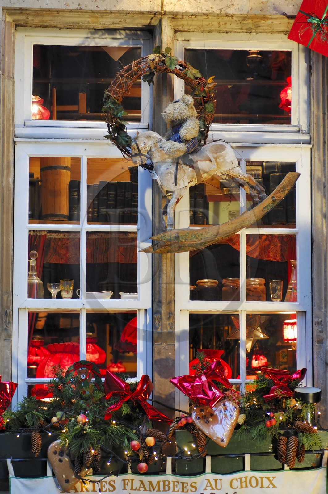 France, Bas Rhin (67), Strasbourg a Noel, decorations de Noel d'un restaurant dans le quartier de la Cathedrale