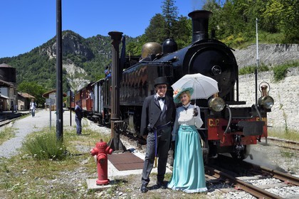 France, Alpes-de-Haute-Provence (04), Annot, le Train des Pignes, membres de l'AHVAE (Association d'histoire vivante et de d'archéologie expérimentale) en costume Belle Epoque devant la locomotive à vapeur