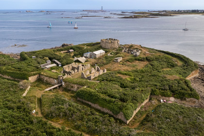 France, Finistère (29), Pays des Abers, estuaire de l'Aber Wrac'h, fort construit par Vauban début XVIIIème siècle sur l'Ile Cèzon, le phare de l'Ile Vierge en arrière plan (vue aérienne)