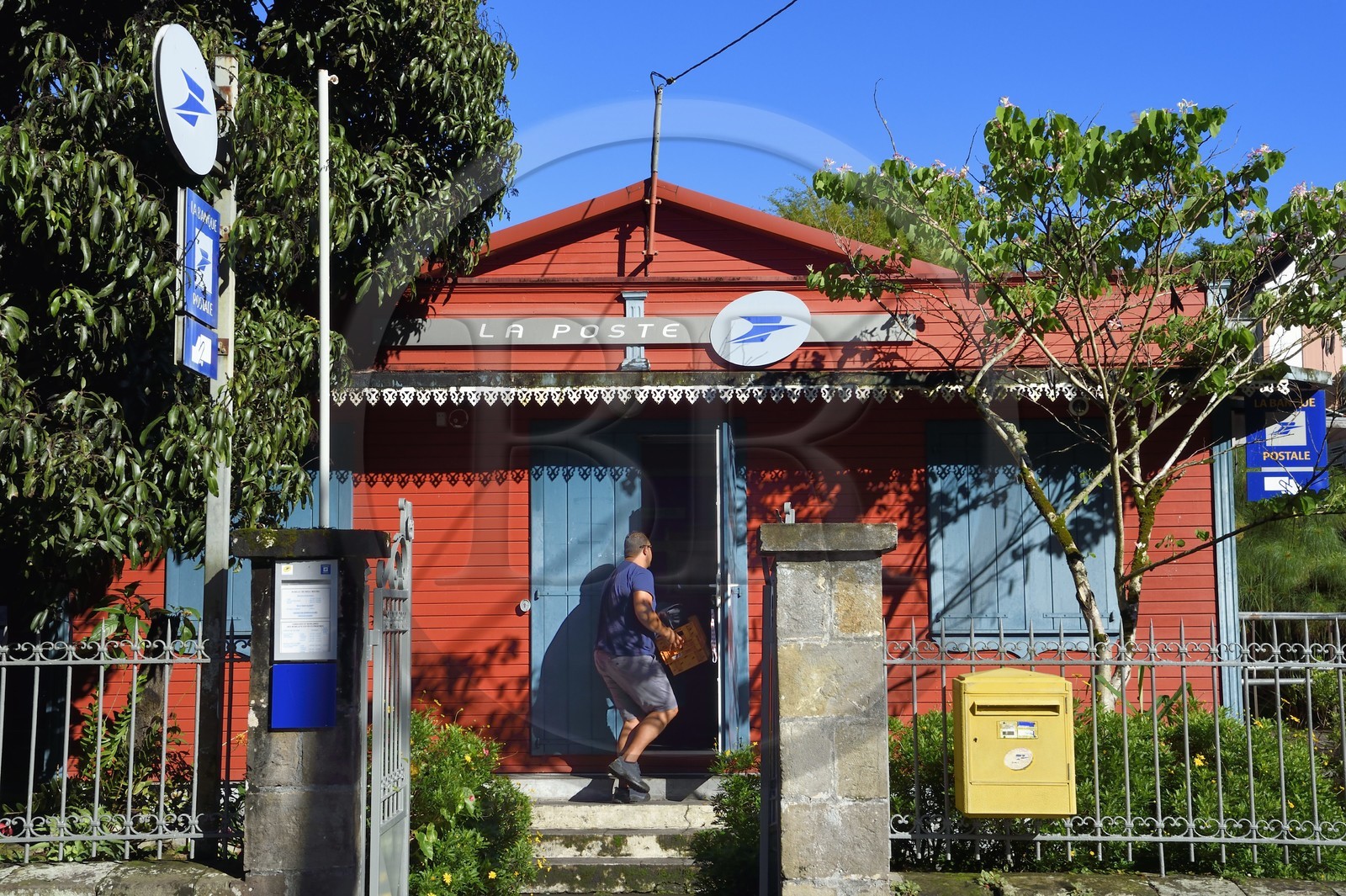 France, Ile de la Reunion, Cirque de Salazie, classé Patrimoine Mondial de l'UNESCO, Hell-Bourg, labellisé les Plus Beaux Villages de France, le bureau de La Poste